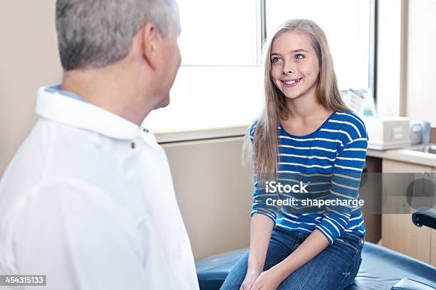 Nur Ein Training Im Zahnarzt Untersuchen Lassen Stockfoto und mehr Bilder von Alter Erwachsener - Alter Erwachsener, Arbeiten, Berufliche Beschäftigung