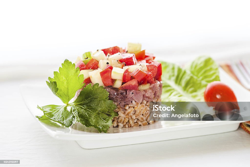 Tartare di tonno crudo con verdure e Spelt - Foto stock royalty-free di Alimentazione sana