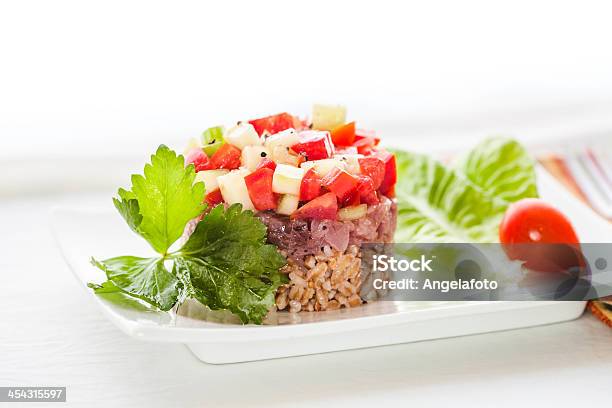 Tartare Di Tonno Crudo Con Verdure E Spelt - Fotografie stock e altre immagini di Alimentazione sana - Alimentazione sana, Antipasto, Cena