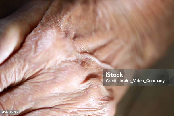 노인 여성 손 고독-부정적인 감정 표현에 대한 스톡 사진 및 기타 이미지 - 고독-부정적인 감정 표현, 관절염, 여자 노인