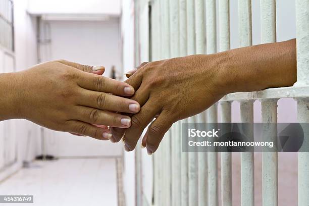 Ręka Trzymająca W Więzieniu Barów - zdjęcia stockowe i więcej obrazów Więzienie - Więzienie, Żona, Młodzi mężczyźni