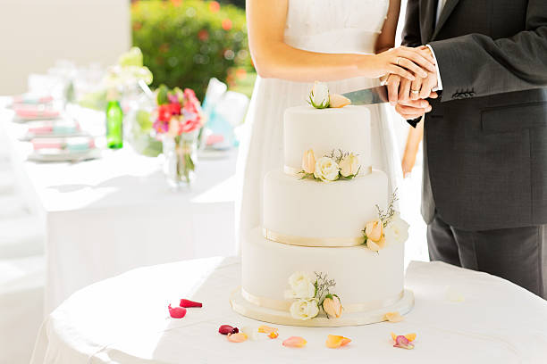 カップルケーキカティングでの結婚披露宴 - wedding cake newlywed wedding cake ストックフォトと画像