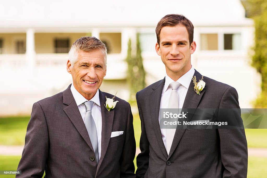 Padre e lo sposo In piedi nel giardino - Foto stock royalty-free di Abbigliamento formale