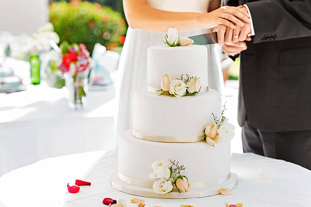 recién casados par corte de pastel durante la recepción estilo "happy hour" - wedding cake newlywed wedding cake fotografías e imágenes de stock