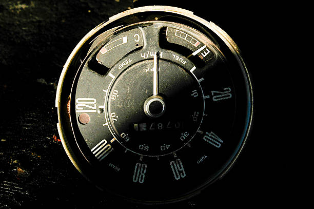 vecchio arrugginito motocicletta o auto misuratore di velocità - odometer speedometer gauge old fashioned foto e immagini stock