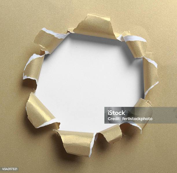 Рваные Отверстия В Gold Paper — стоковые фотографии и другие картинки Абстрактный - Абстрактный, Белый, Бумага