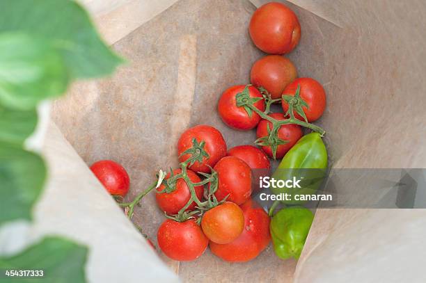 Pomodori E Peperoni - Fotografie stock e altre immagini di Alimentazione sana - Alimentazione sana, Cibi e bevande, Cibo