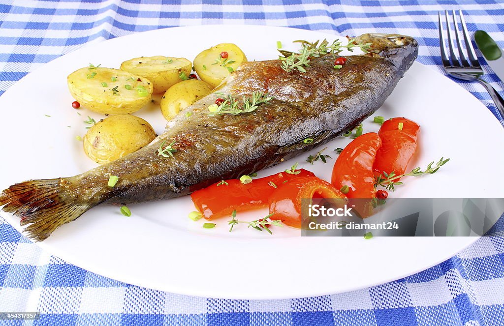 La truite accompagnés de pommes de terre grillées et de poivrons rouges - Photo de Aliment libre de droits