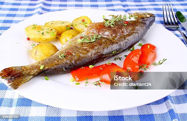 Photo libre de droit de La Truite Accompagnés De Pommes De Terre Grillées Et De Poivrons Rouges banque d'images et plus d'images libres de droit de Aliment