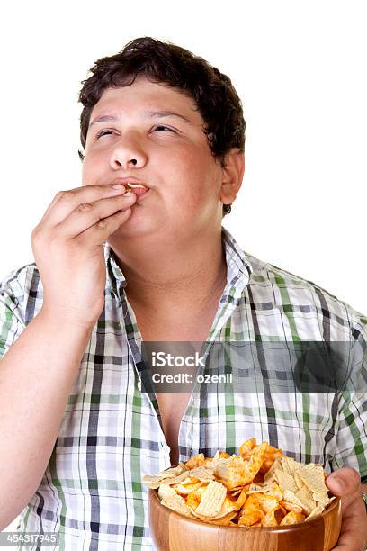 かわいい男食べるチップ - 1人のストックフォトや画像を多数ご用意 - 1人, おやつ, ジャガイモ料理