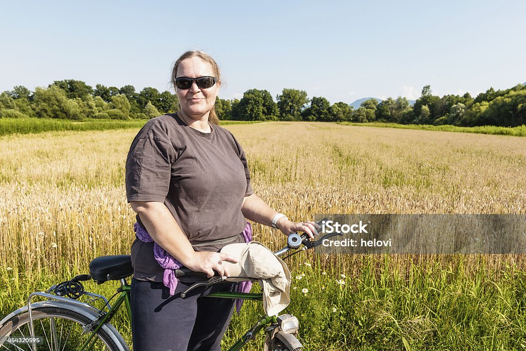 Gordo Mujer en bicicleta - Foto de stock de Andar en bicicleta libre de derechos