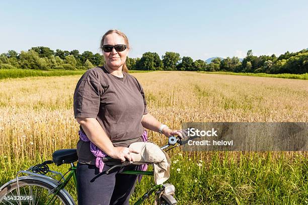 Photo libre de droit de Obèse Femme En Vélo banque d'images et plus d'images libres de droit de Faire du vélo - Faire du vélo, Surpoids, Femmes