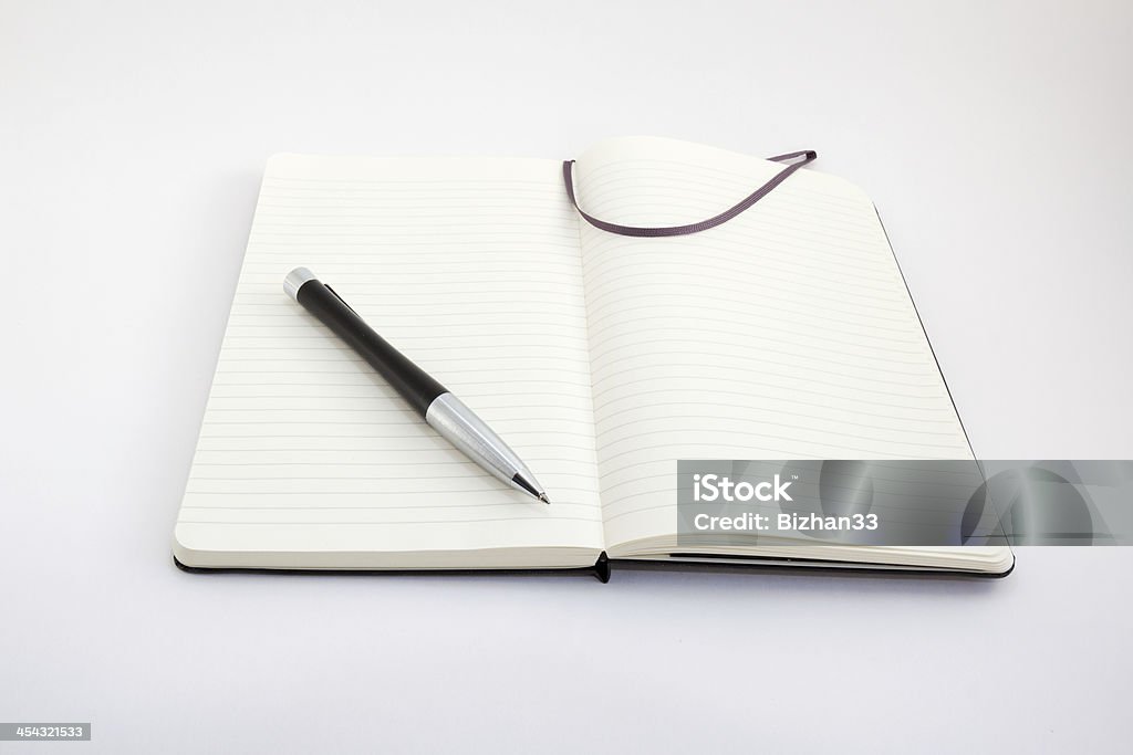 Notizbuch und Stift auf weißem - Lizenzfrei Bildung Stock-Foto