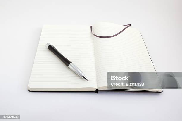 Notizbuch Und Stift Auf Weißem Stockfoto und mehr Bilder von Bildung - Bildung, Blau, Bleistift