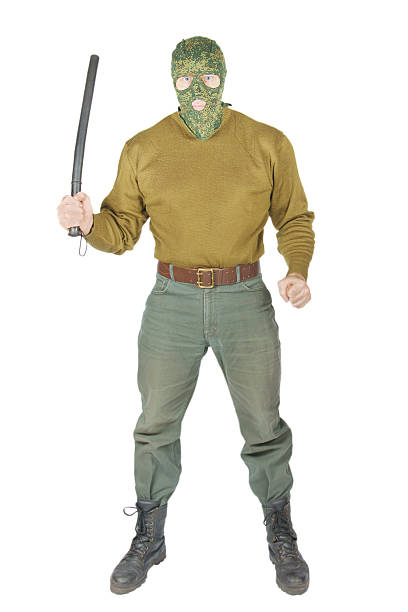 человек, угрожая с резиновой палочка - pants green camouflage men стоковые фото и изображения