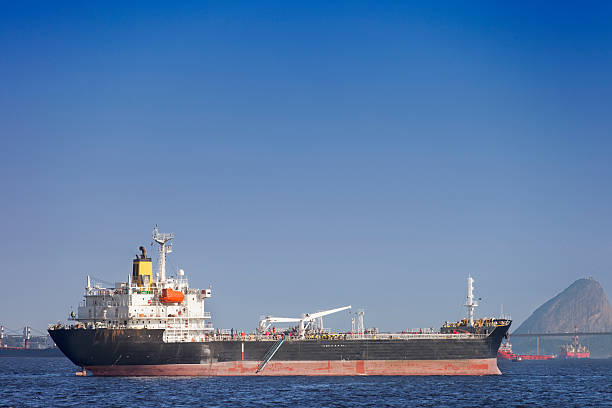 schiff vor anker an der bucht von guanabara in rio - tpc sugarloaf stock-fotos und bilder