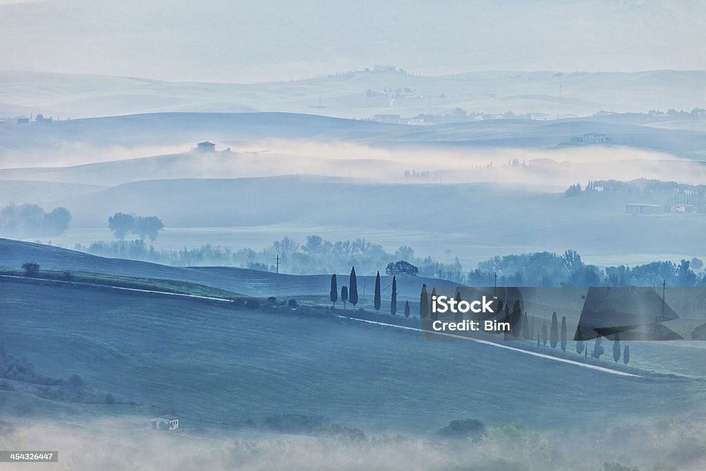 Утренний туман в тосканский пейзаж - Стоковые фото Без людей роялти-фри