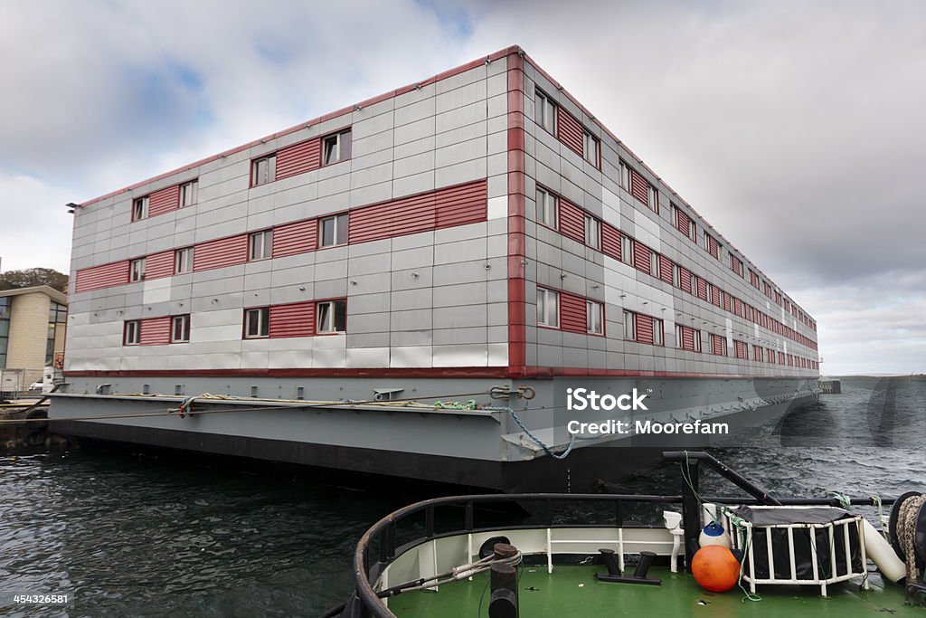 Flotante hotel en Lerwick puerto para los trabajadores de aceite - Foto de stock de Lerwick libre de derechos