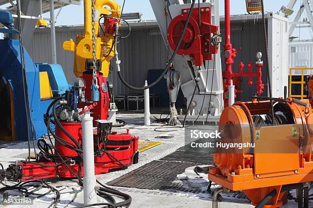 Foto de Perfuração De Petróleo e mais fotos de stock de Armação de Construção - Armação de Construção, Azul, Céu - Fenômeno natural