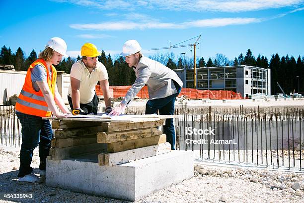 Architekt Erklären Werkzeuge Stockfoto und mehr Bilder von Anleitung - Konzepte - Anleitung - Konzepte, Anzug, Arbeiten