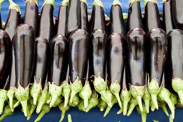 eggplants 거리 시장 - eggplant group of objects raw food eating 뉴스 사진 이미지