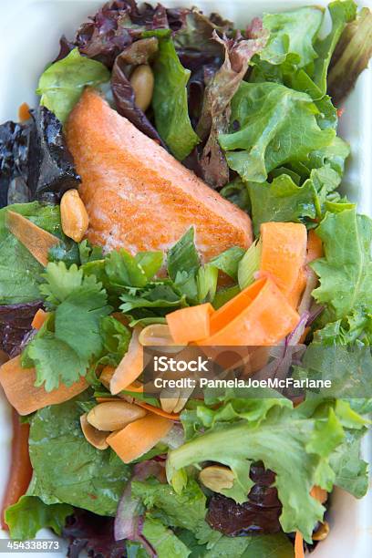 Foto de Food Truck Almoço De Trutaarcoíris E Salada Asiática e mais fotos de stock de Alface