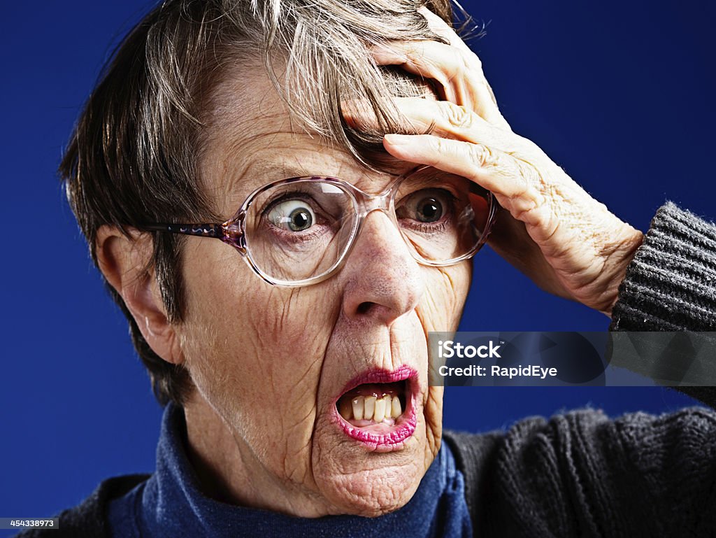 Horrifié vieille femme pochettes sa tête, avoir le souffle coupé - Photo de Adulte libre de droits