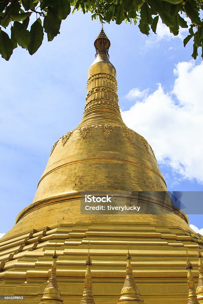 Golden Thai Buddyjski pagoda - Zbiór zdjęć royalty-free (Akcesoria religijne)