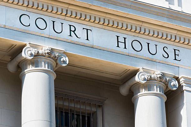суд дом слова на здание с колоннами, сан-антонио, техас - corinthian courthouse column legal system стоковые фото и изображения