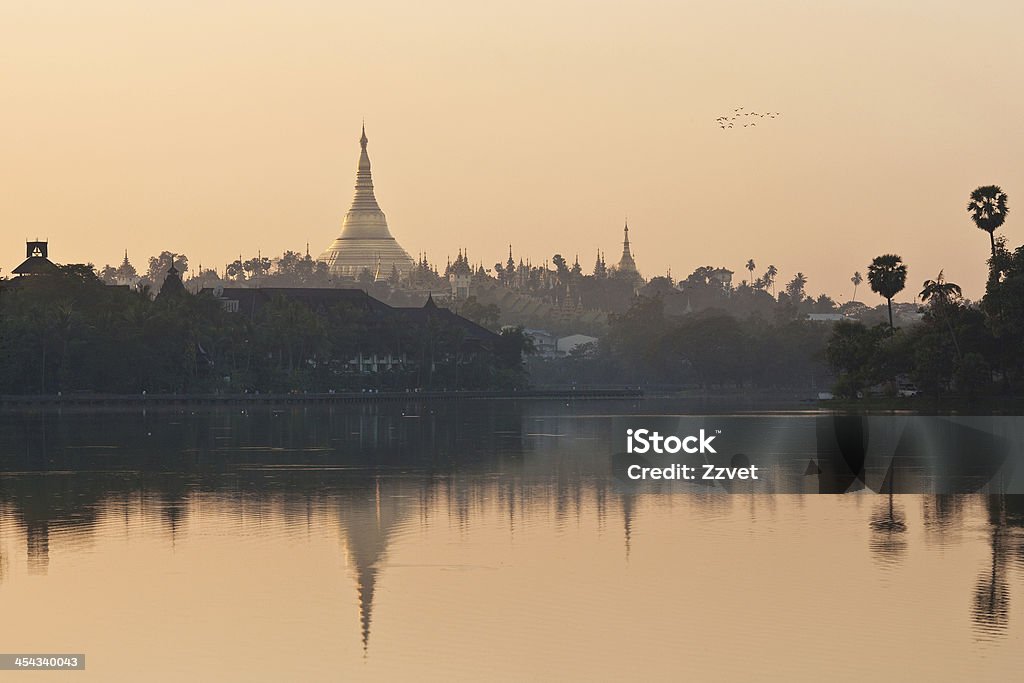 Golden Shwedagon pagoda Yangon, en Myanmar - Foto de stock de Aguja - Chapitel libre de derechos