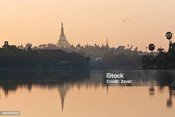 Golden Shwedagon Pagoda Yangon En Myanmar Foto de stock y más banco de imágenes de Aguja - Chapitel - Aguja - Chapitel, Aire libre, Antiguo