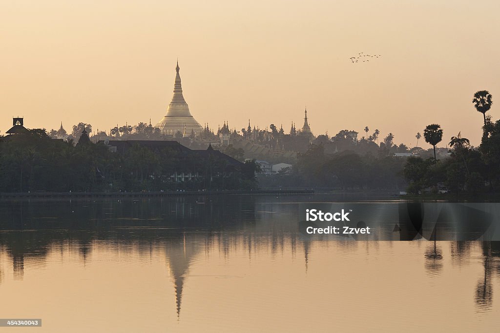 Golden pagoda Shwe Dagon w Yangon, Myanmar - Zbiór zdjęć royalty-free (Architektura)