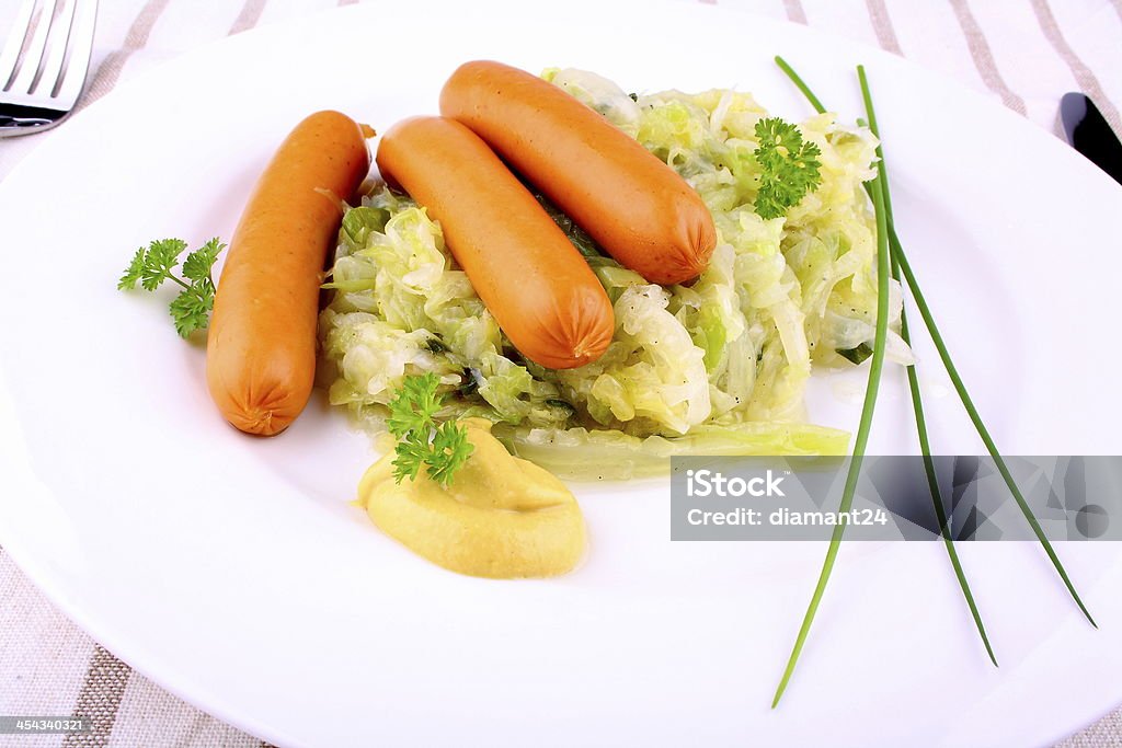 Mini wieners de repolho frito com mostarda - Royalty-free Almoço Foto de stock