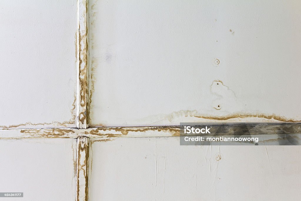 Dirty con el antiguo techo de madera - Foto de stock de Arquitectura libre de derechos