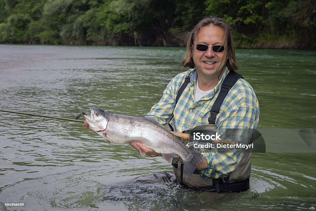 Flyfisherman 、ニジマスを - しずくのロイヤリティフリーストックフォト