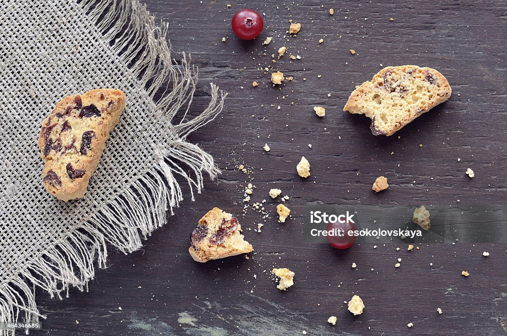biscotti de Cranberry em fundo de madeira - Foto de stock de Alimento com mordida royalty-free