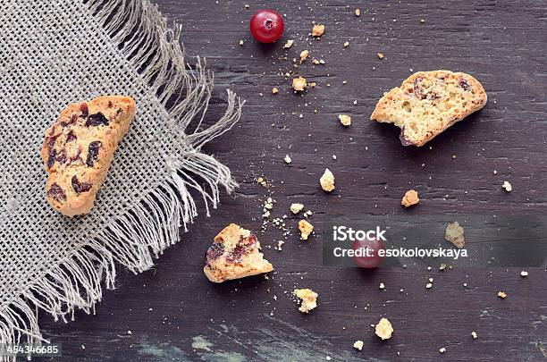 Foto de Biscotti De Cranberry Em Fundo De Madeira e mais fotos de stock de Alimento com mordida - Alimento com mordida, Amarrotado, Aniagem de Cânhamo