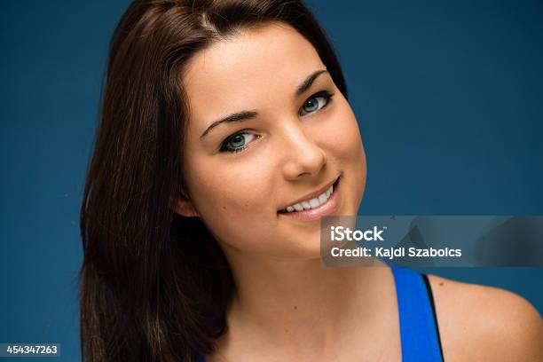 Mädchenporträt Stockfoto und mehr Bilder von Blaue Augen - Blaue Augen, Braunes Haar, Eine Frau allein