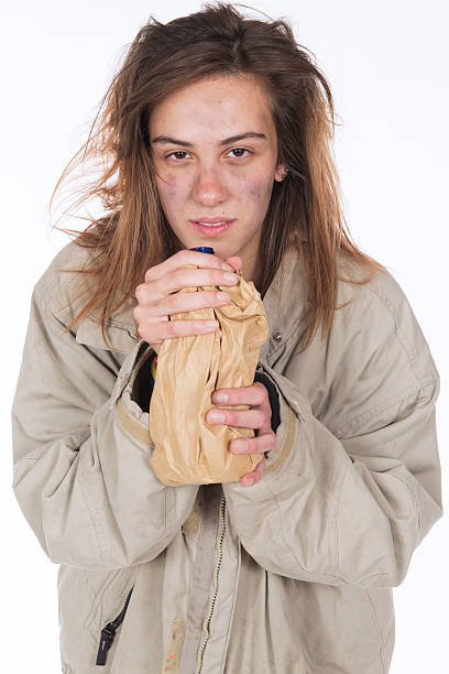 joven homeless alcohol - uncoordinated fotografías e imágenes de stock