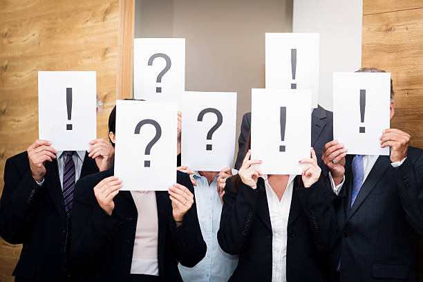 team di business con domande e risposte - exclamation point question mark right solution foto e immagini stock