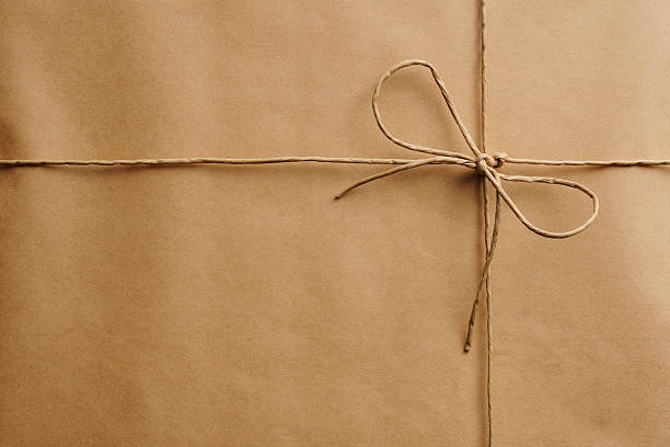 gros plan de formule recouvert de corde marron - wrapped package string box photos et images de collection