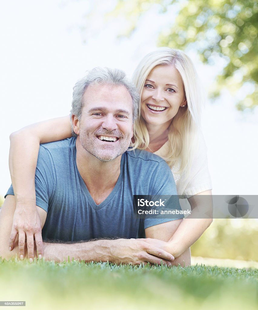 Wir genießen das Leben in vollen Zügen genießen - Lizenzfrei Arm in Arm Stock-Foto