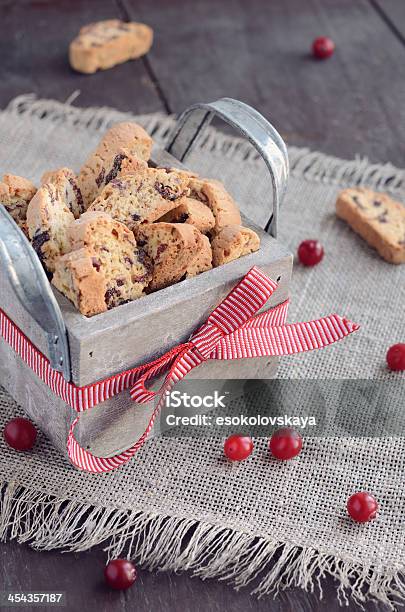 Cranberry Cantucci In Scatola In Legno - Fotografie stock e altre immagini di Arrugginito - Arrugginito, Bianco, Biscotto secco