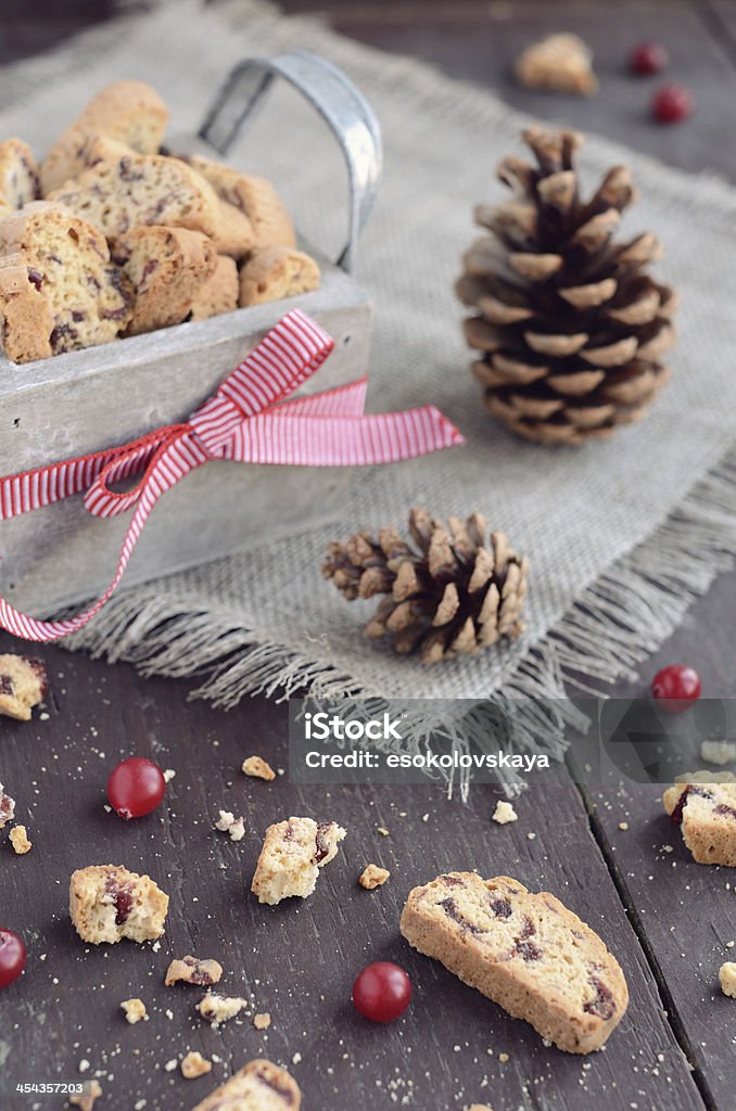 Cranberry biscotti en caja de madera - Foto de stock de Al horno libre de derechos