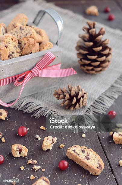 Arando Biscoitos Em Caixa De Madeira - Fotografias de stock e mais imagens de Amarrotado - Amarrotado, Amontoar, Aniagem de Cânhamo