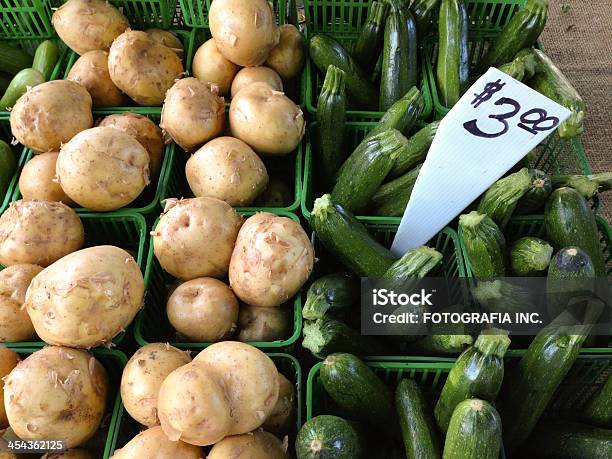 Mercato Di Prodotti Agricoli Produrre - Fotografie stock e altre immagini di Alimentazione sana - Alimentazione sana, Bancarella, Bancarella di verdura