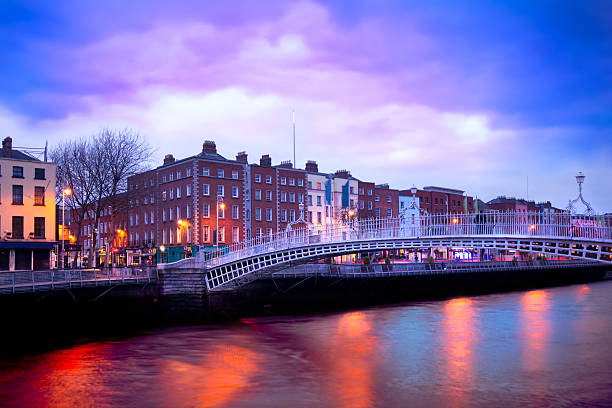 мост полпенни dublin - dublin ireland hapenny bridge republic of ireland city стоковые фото и изображения