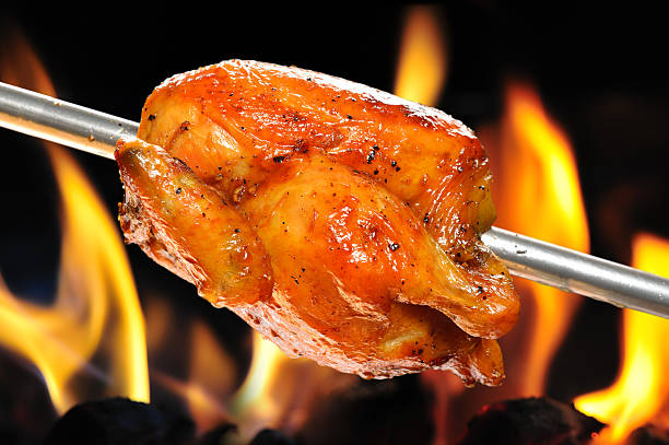 frango assado - grilled chicken chicken barbecue fire imagens e fotografias de stock