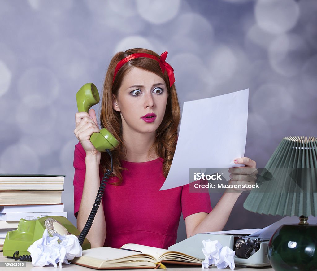 Frau an Schreibmaschine am Telefon - Lizenzfrei Altertümlich Stock-Foto