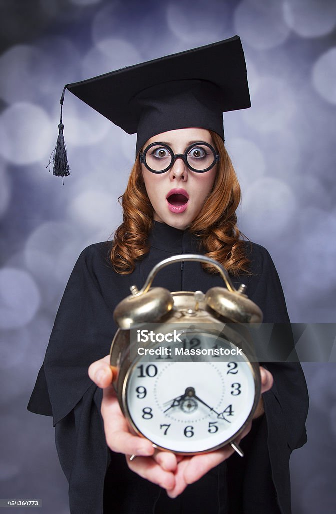 Cabelo Ruivo estudante com grande relógio - Foto de stock de Adolescente royalty-free